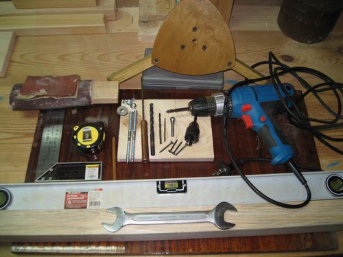 Материалы и инструменты для изготовления столика для рассады